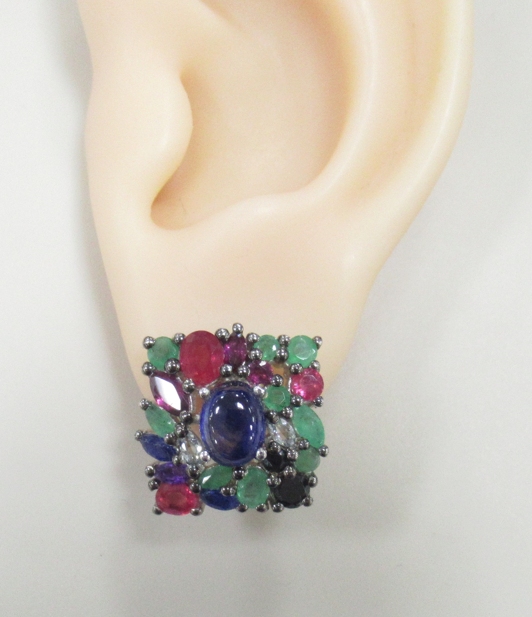 Серебряные серьги 925 пробы; родий (бел., черн.); вставки 6 Сапфир F/2 4,3 ct; 6 Рубин F/2 1,54 ct;